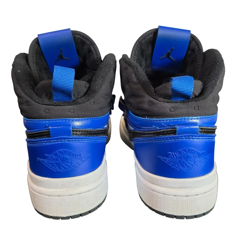 Nike features black